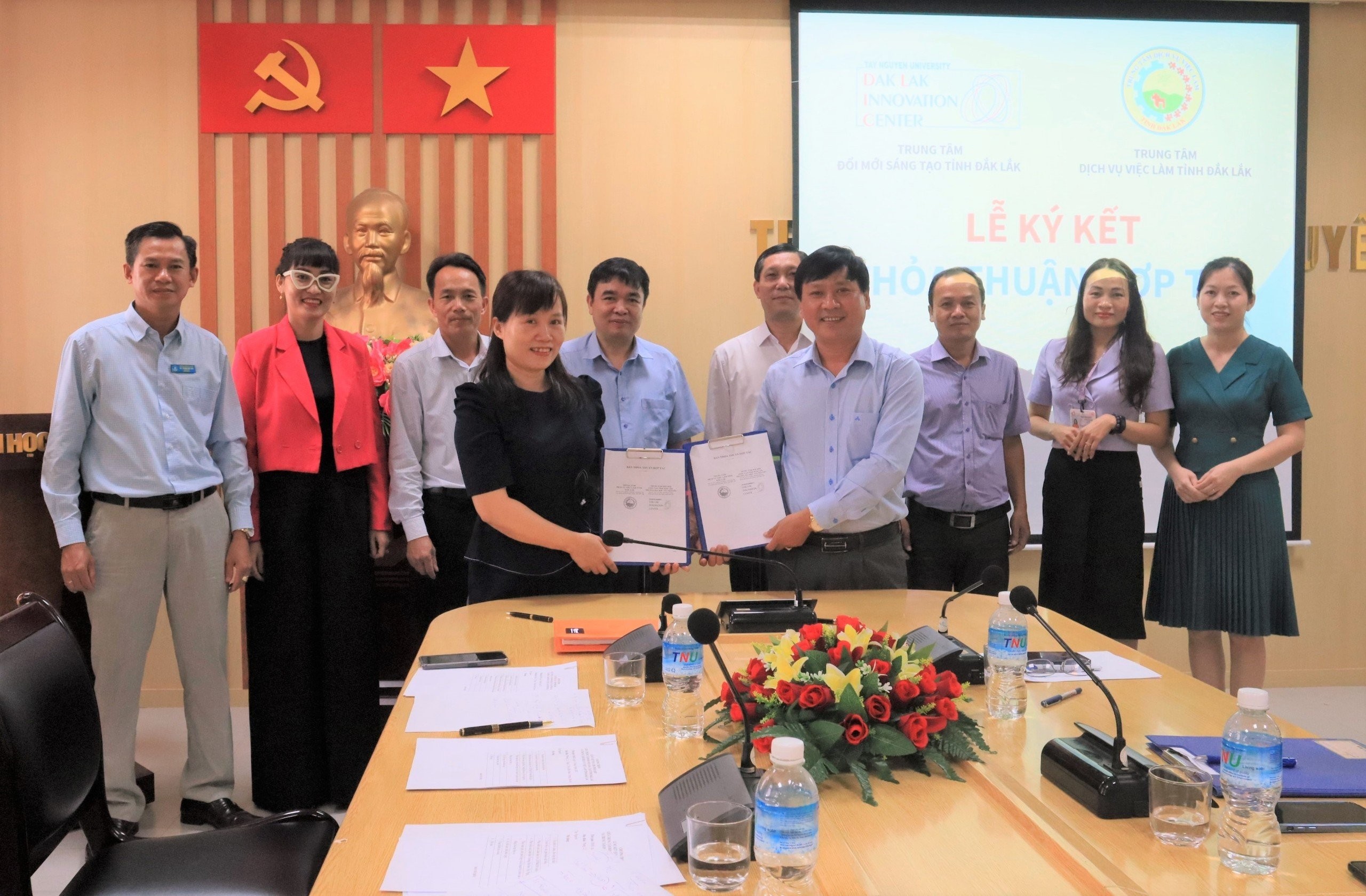 Buổi lễ ký kết hợp tác giữa giữa Trung tâm Đổi mới sáng tạo tỉnh Đắk Lắk và Trung tâm dịch vụ việc làm tỉnh Đắk Lắk